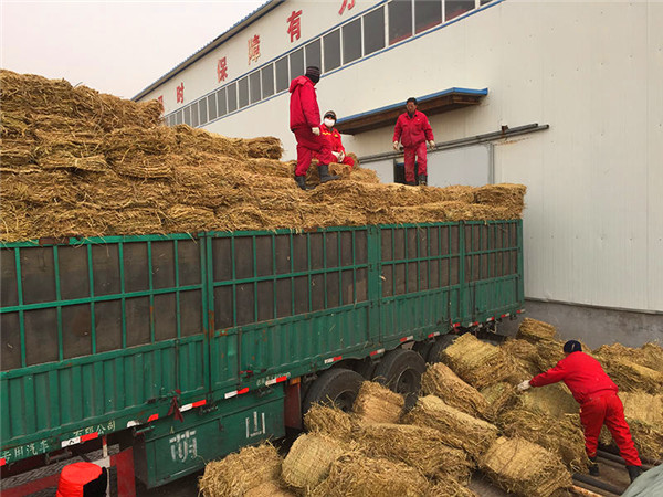 厂房外草制品运输